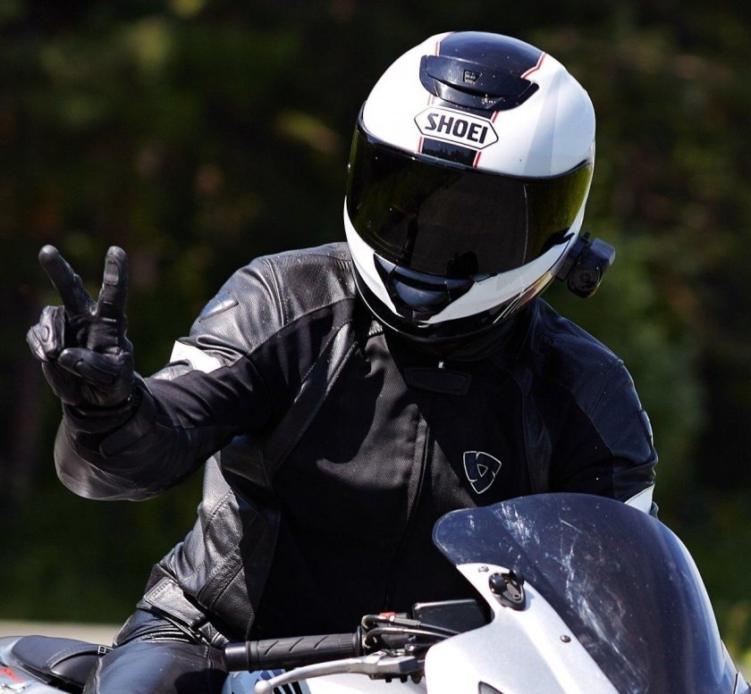 Парень на мотоцикле в шлеме