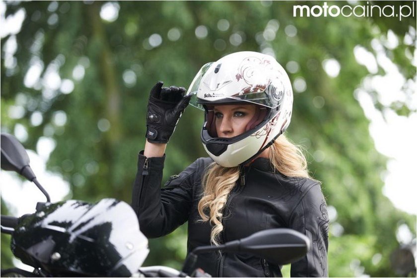 Девушка в шлеме