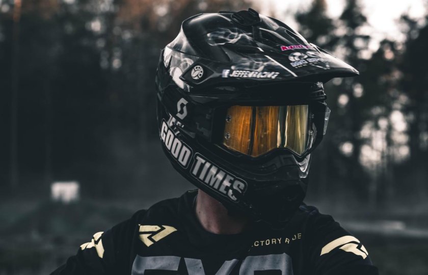 Человек в шлеме