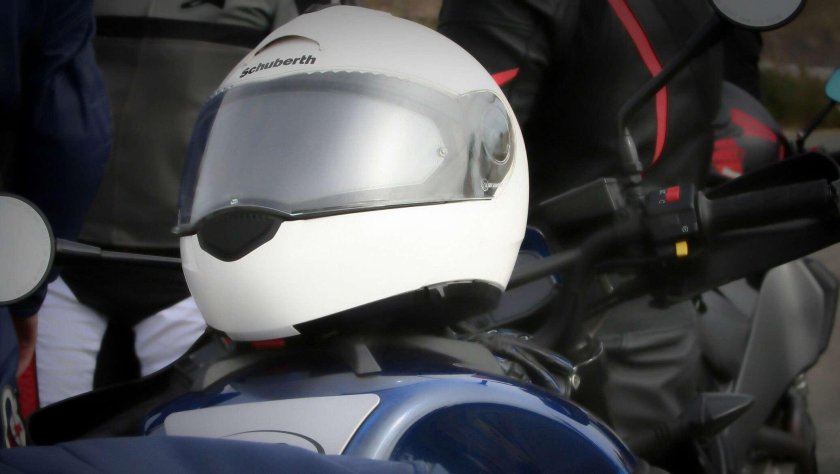 Шлем лежит на мотоцикле