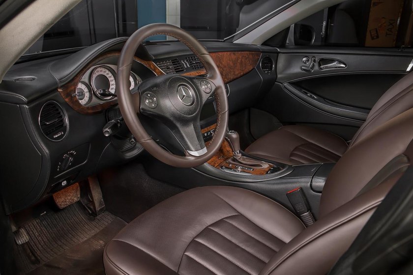 Коричневый салон е70