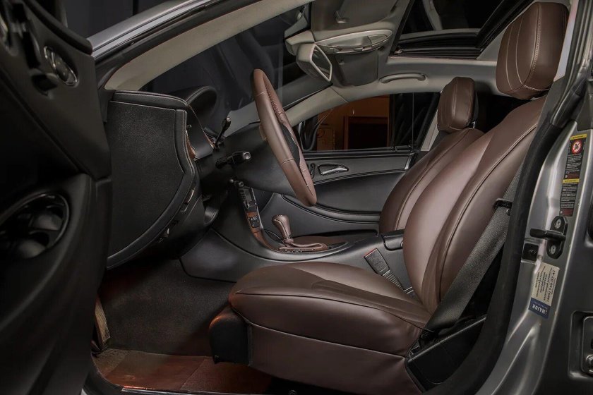 Мерседес Бенц коричневый салон
