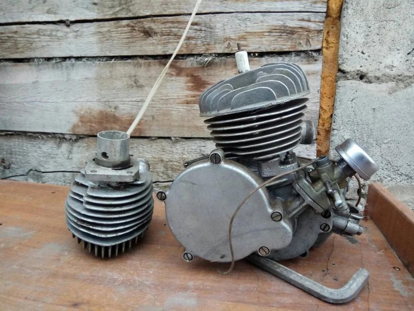 Мопед с двигателем д6