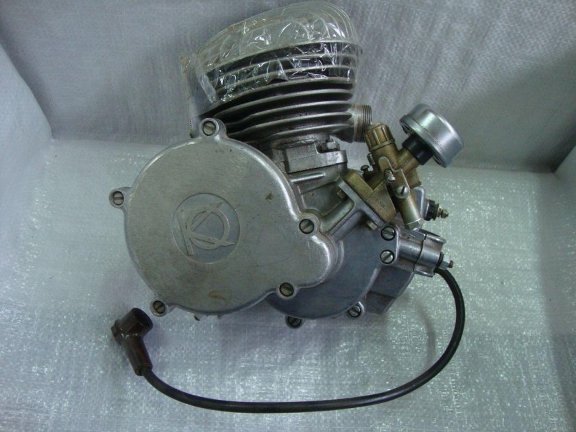 Мопед с двигателем д8