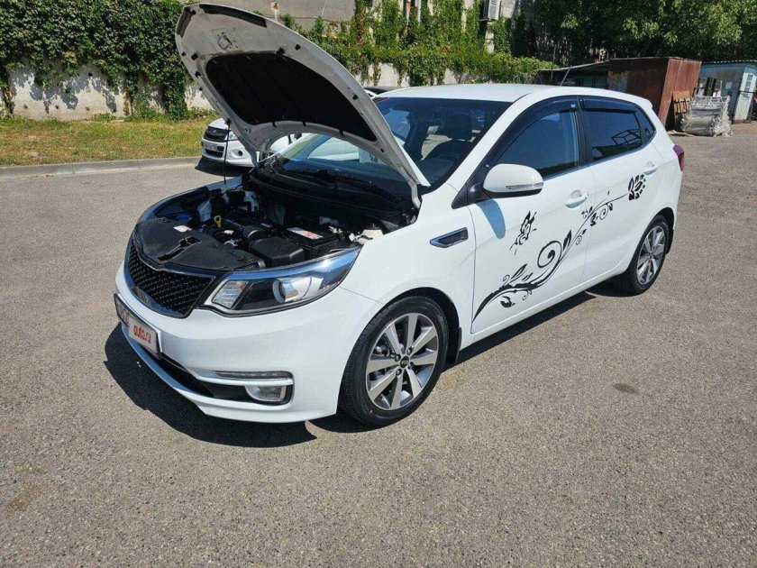 Белая киа рио