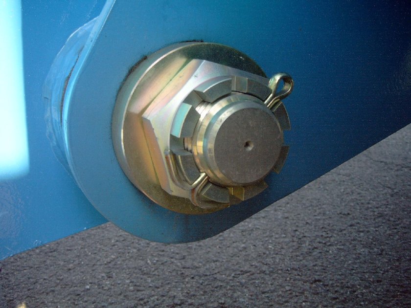 Корончатая гайка со шплинтом