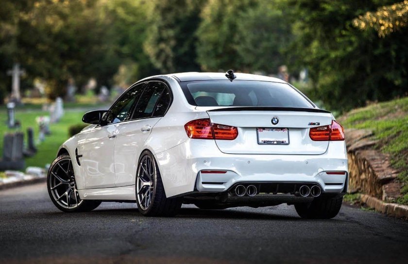 Белая БМВ ф30 м3