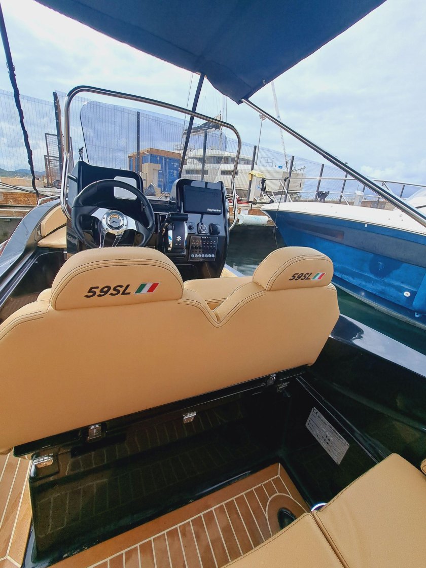 Катер моторный