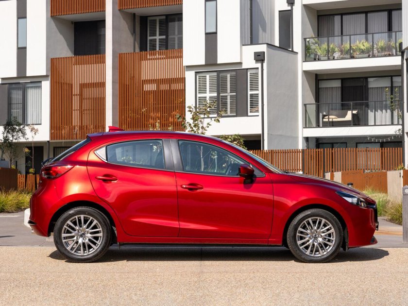 Мазда 2 хэтчбек