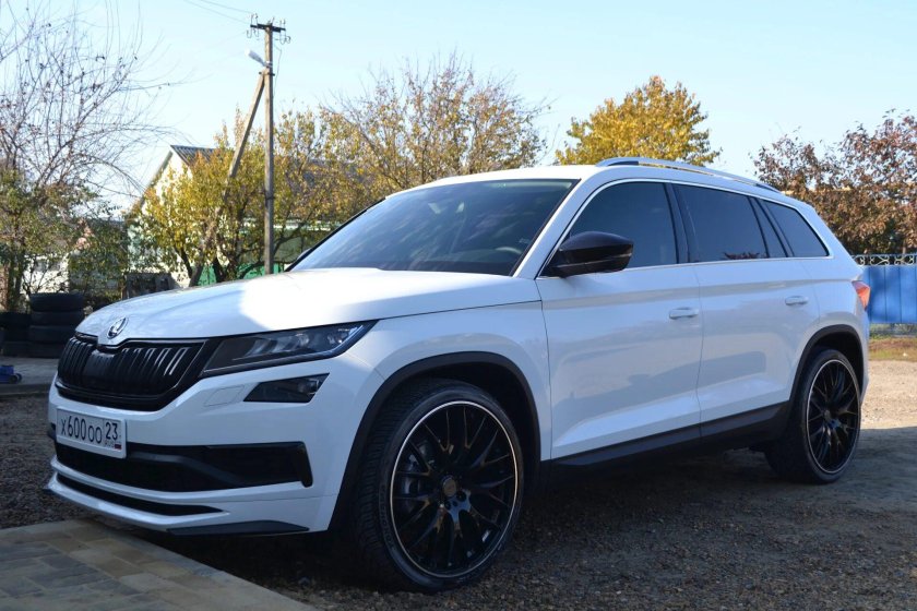 Skoda Kodiaq белый r19