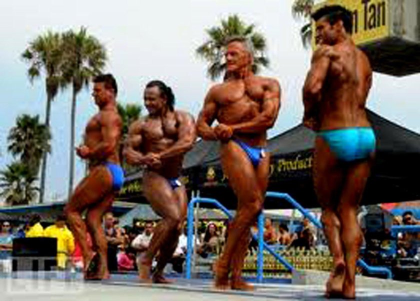 Культуристы на пляже