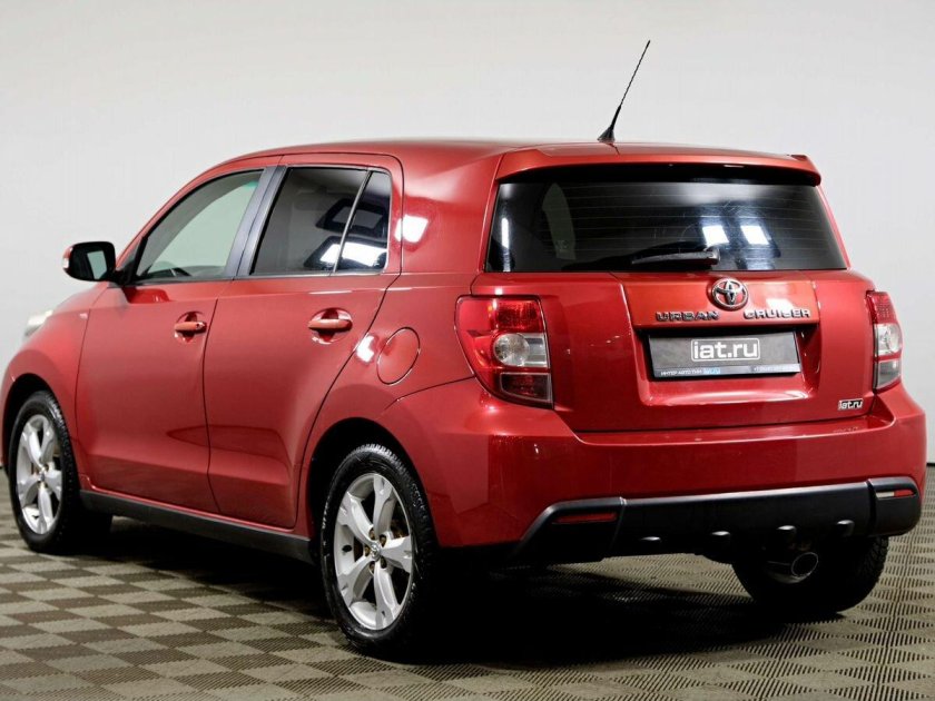 Красная тойота