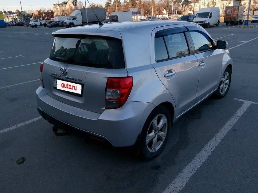 Серебристая тойота