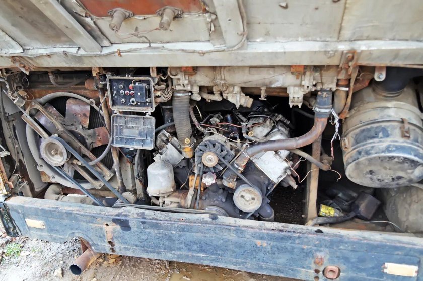 ЛИАЗ 677 моторный отсек