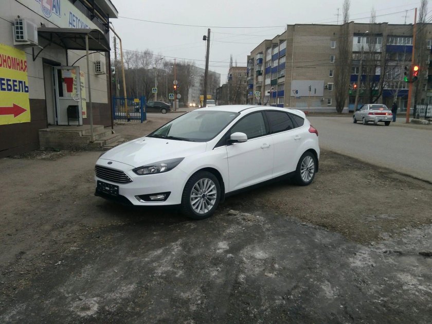 Фокус 3 Рестайлинг хэтчбек белый