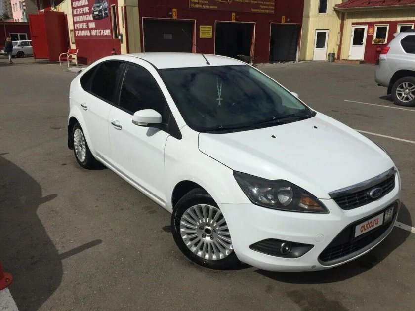 Ford Focus 2 хэтчбек белый