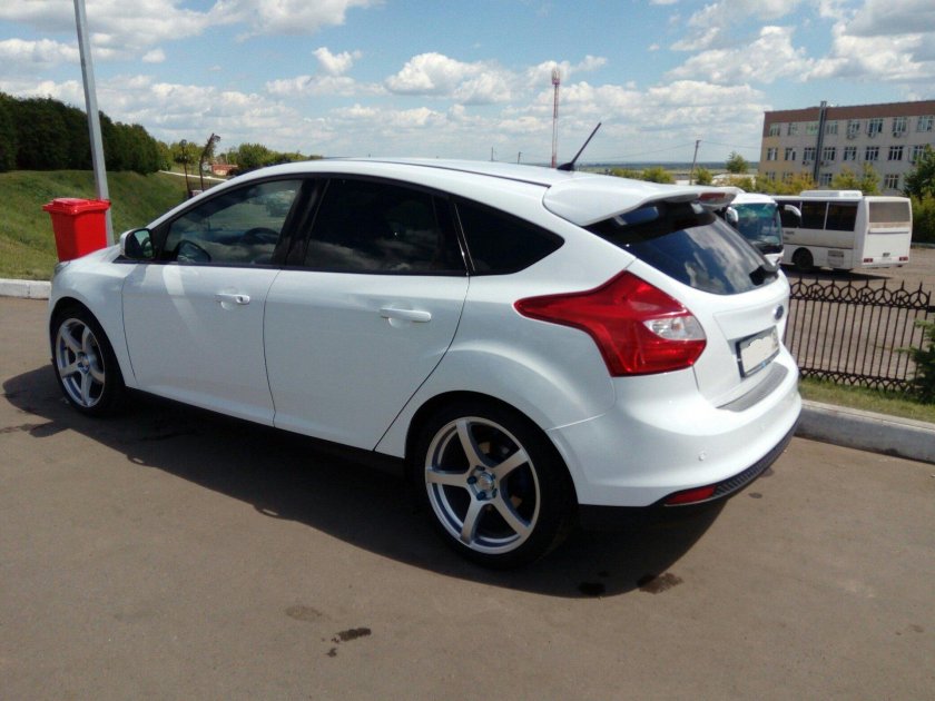 Ford Focus 3 Hatchback Tuning белый