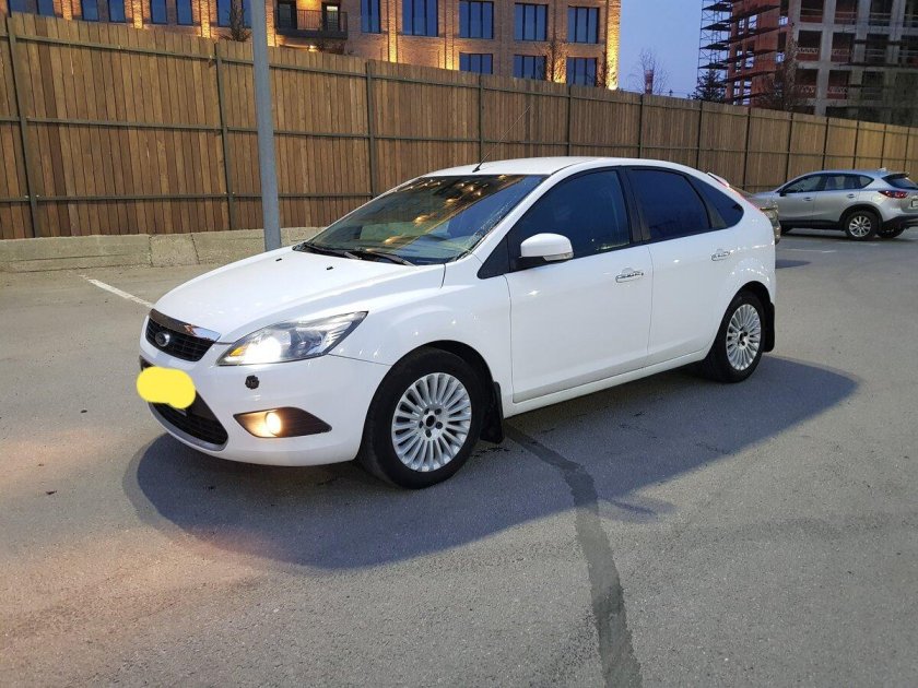 Ford Focus 2 хэтчбек белый