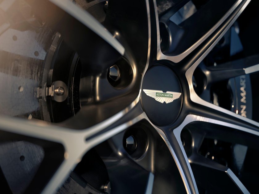 Астон мартин колеса