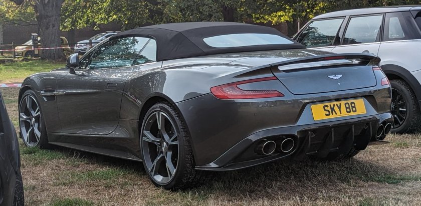 Aston Martin Vanquish s volante