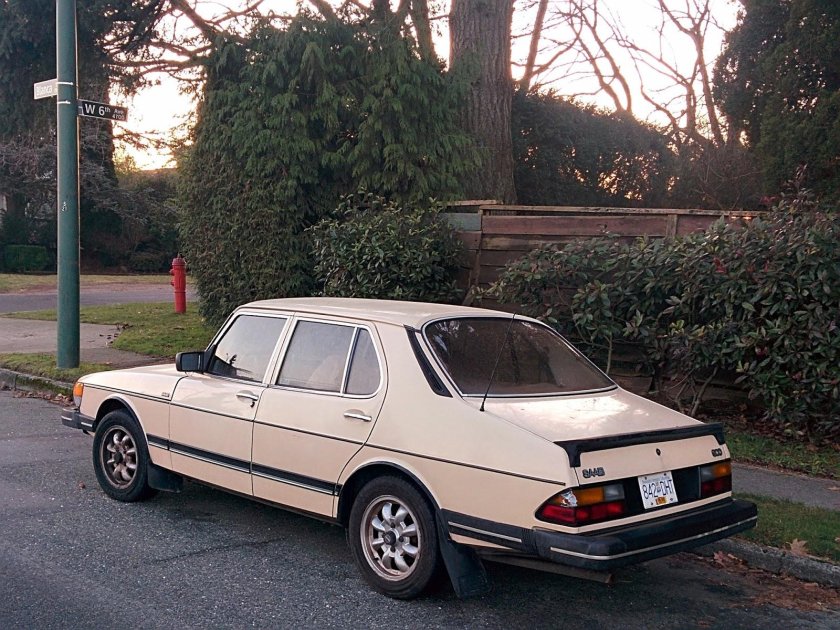 Сааб 900 седан