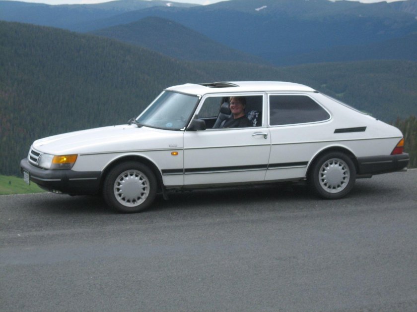 Saab 900 i