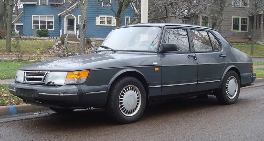 Saab 900 седан