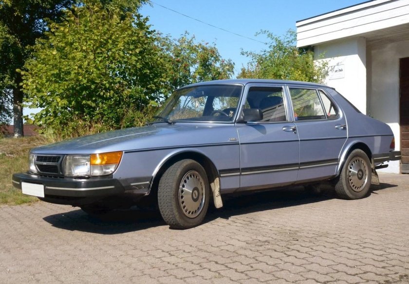 Сааб 900 седан