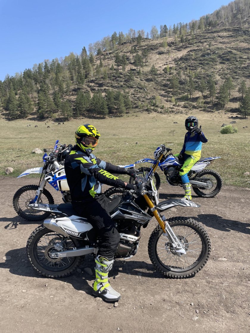 Желтый эндуро мотоцикл 260