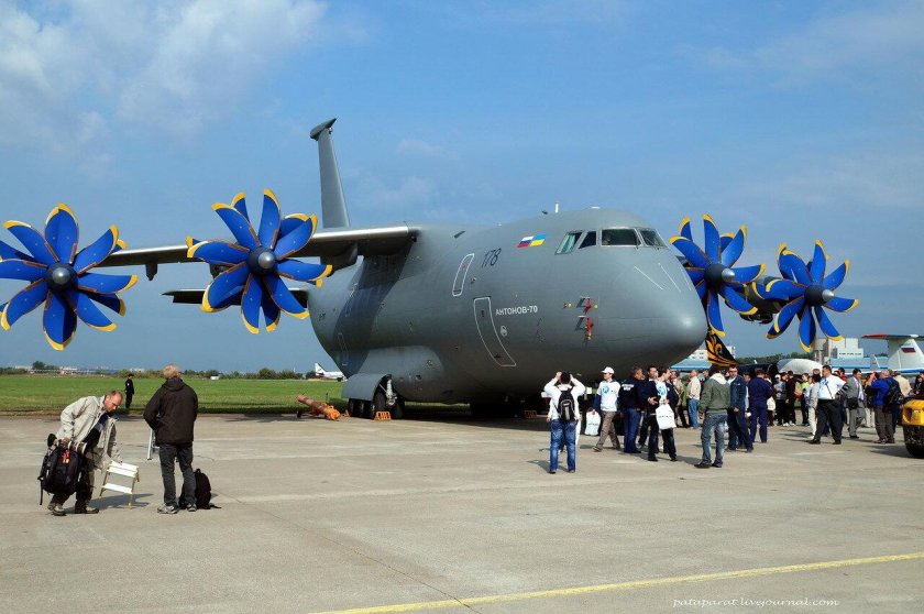 АН-70 военно-транспортный самолёт