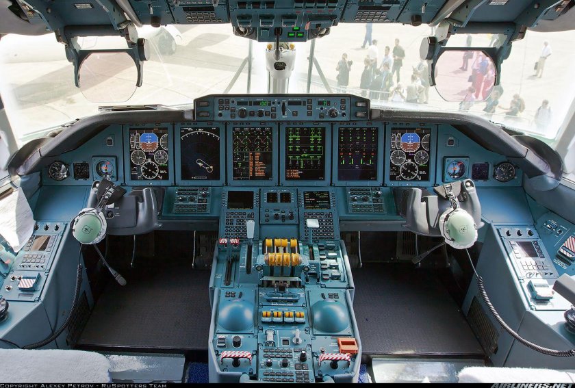 АН-70 военно-транспортный самолёт