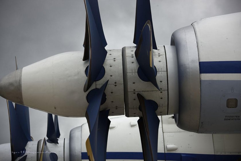 АН-70 военно-транспортный самолёт