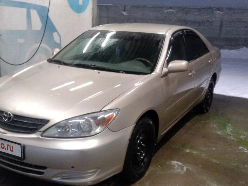 Тойота Камри 2004 года золотистая