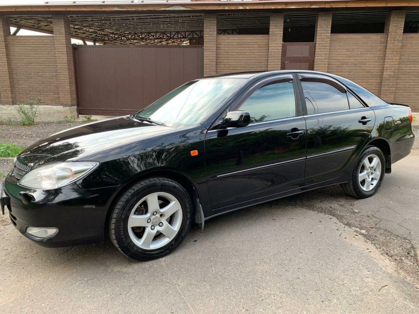 Toyota Camry 30 черная