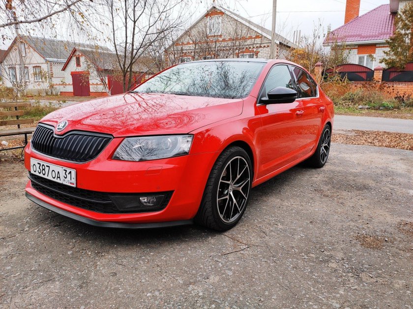 Шкода Октавия красная