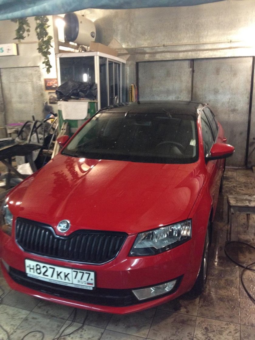 Шкода Октавия красная с черной крышей