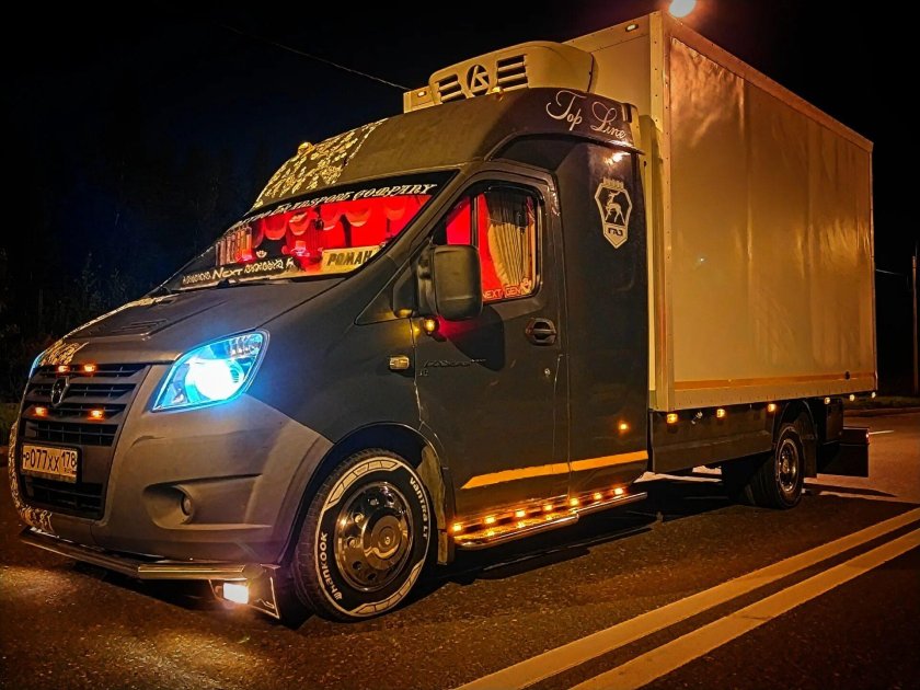 Газель Некст ночью