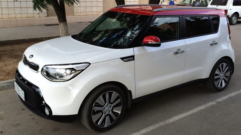 Машина Киа соул белая