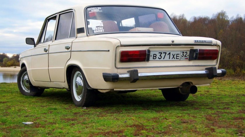 ВАЗ 2106 бежевая сзади