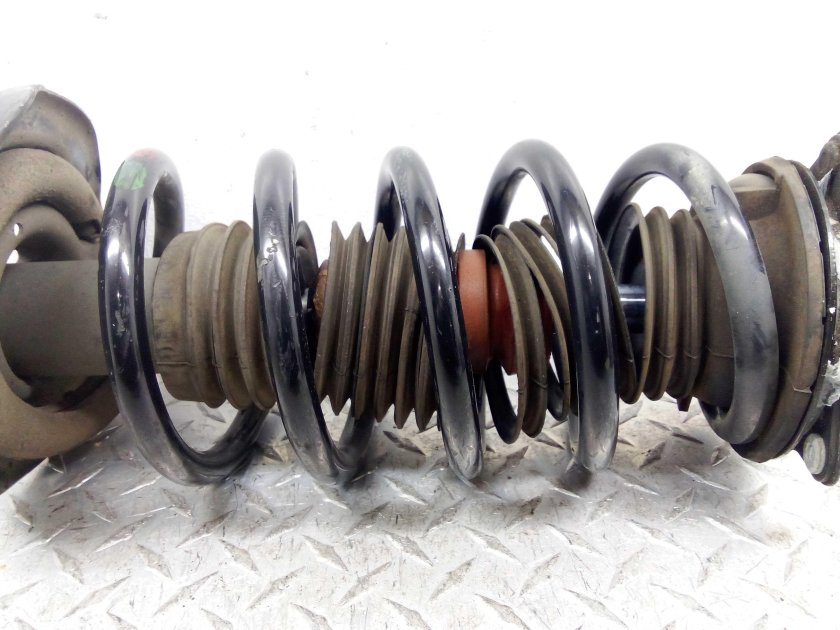 Передний амортизатор в сборе