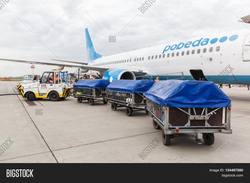 Багажный тягач для аэропортов