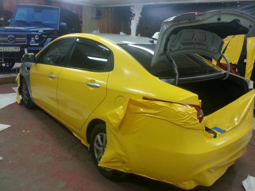 Оклейка авто желтой пленкой