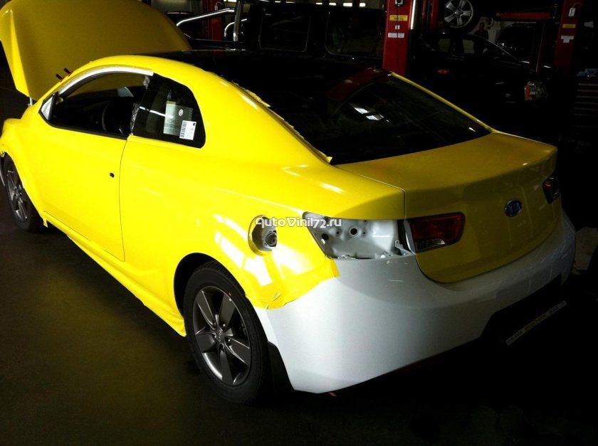 Машина желтого цвета