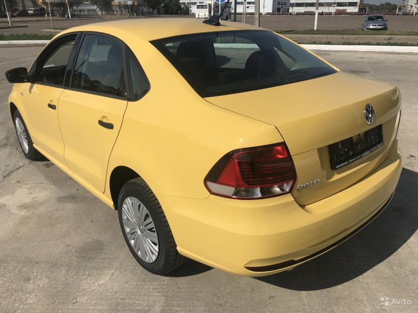 Желтый седан