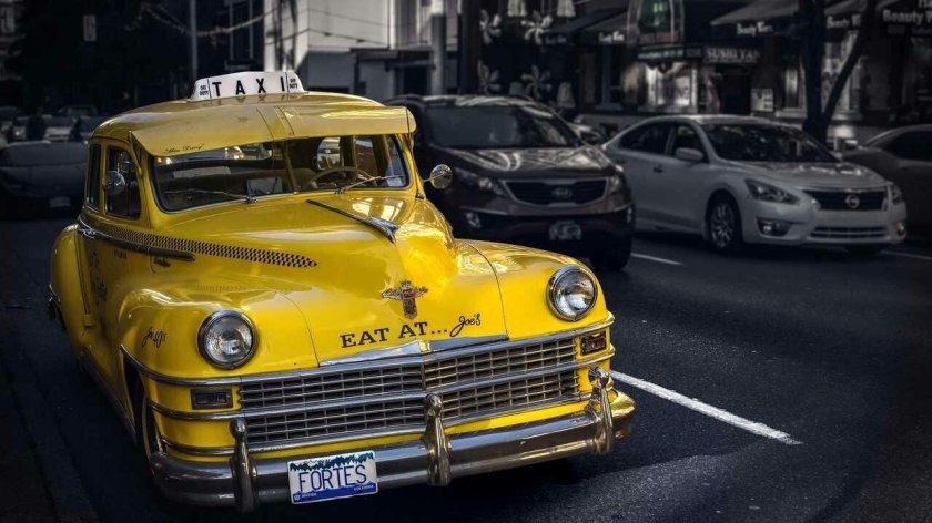 Желтый ретро автомобиль