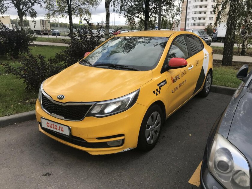 Киа Рио желтая