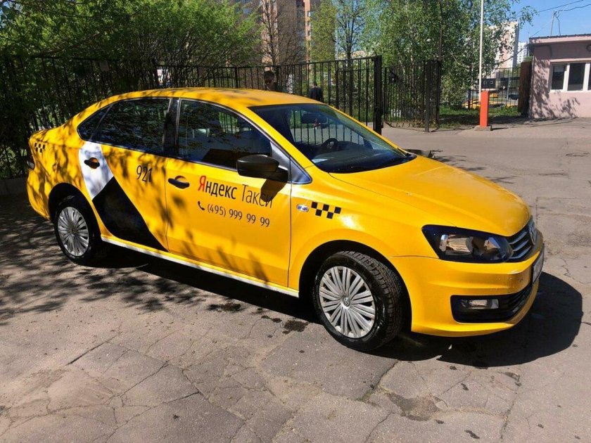 Volkswagen Polo желтый