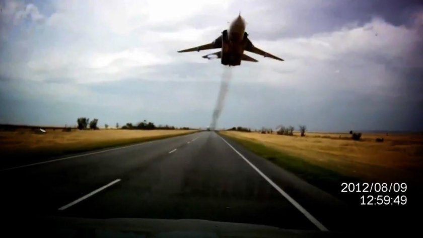 Истребитель на дороге