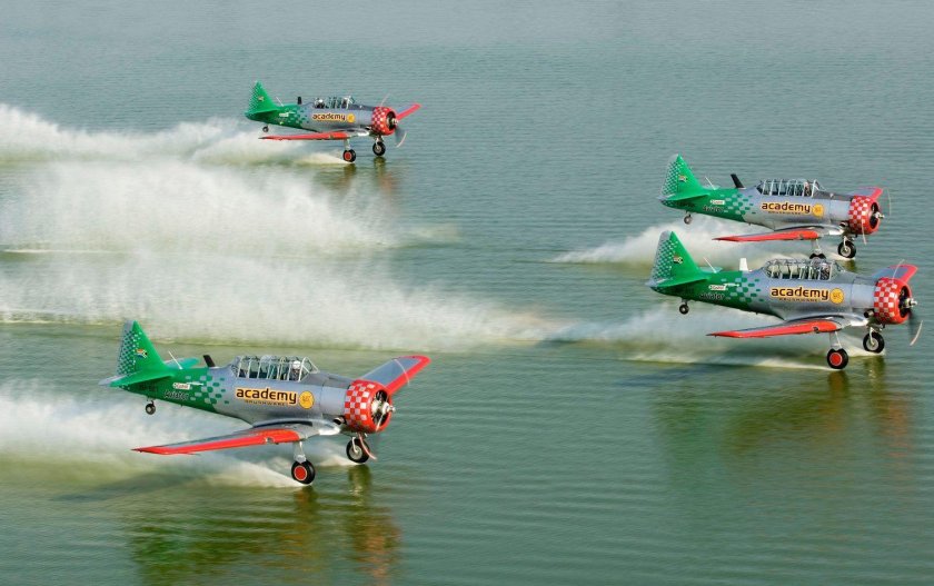 Самолет над водой