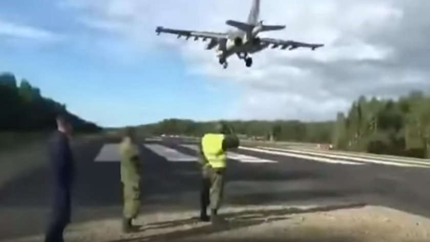 Посадка военного самолета на дорогу